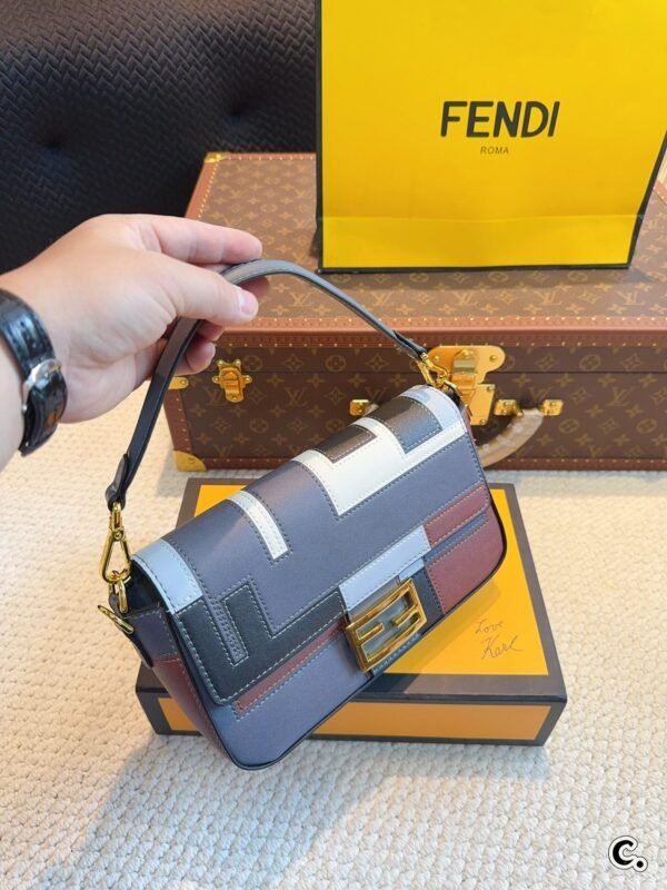 Fendi Baguette Medium - Pink