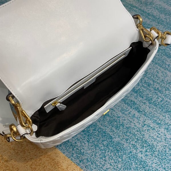 053005D9-04F4-7D82-9A11-B5517BC4601E.jpg Fendi Baguette