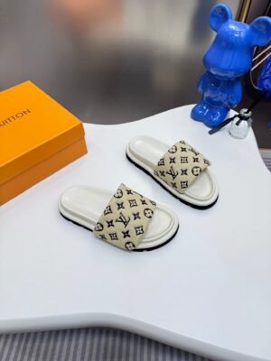054727EA-B8C1-EBA8-B85B-22816E94FB10.jpg Louis Vuitton Women's Pool Pillow Comfort Sandal