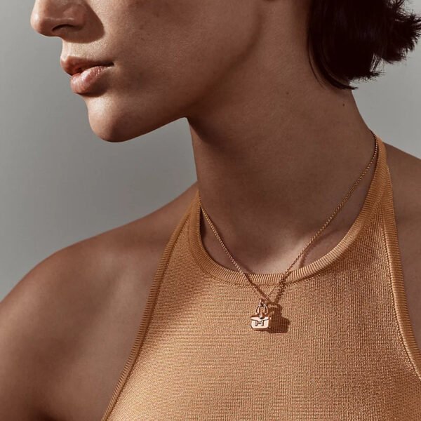 056561E9-59D4-A150-26C6-D1F3C22094CE.jpg Amulettes Constance pendant