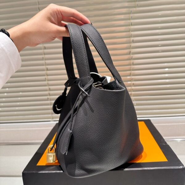 05BBD0AD-D7B3-B2DF-F983-BAD0B8B25B20.jpg Picotin Lock 18