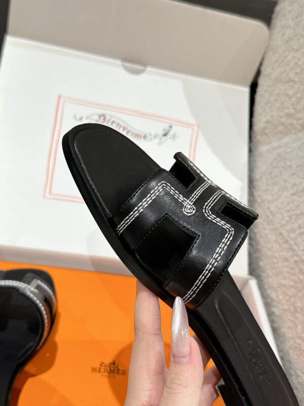 0938904D-EB81-F71B-1CA0-80B15FCE44B6.jpg Hermes Women's Oran Sandal