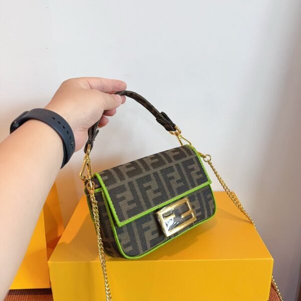 0AFB3CC4-1A74-5E0E-57E3-11060EFF6FD4.jpg Fendi Baguette Mini - Black Embroidery