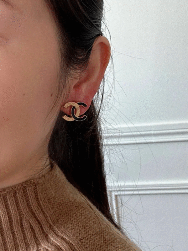 0C7AFEBF-D127-FD00-F32A-B69F456EEA66.png CCE444 CC Black enamel gold embossed stud earrings