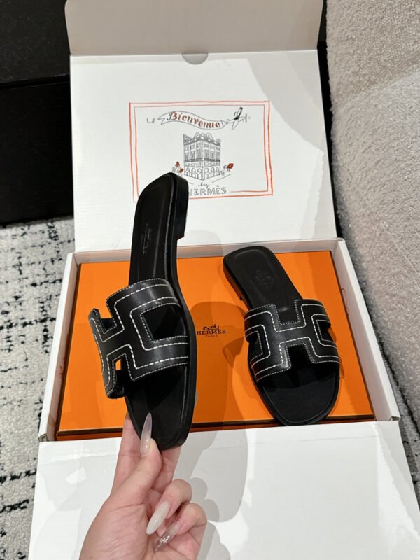 0E8DA962-945F-1142-A7BA-70940332CCF2.jpg Hermes Women's Oran Sandal