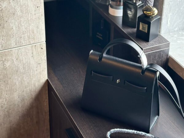 0FF158C5-E869-15C7-C44A-9BB923FC56EF_2c78f7a1-cc1d-4c53-9cc2-6691d26006e9.jpg Kelly 22 Bag - Black