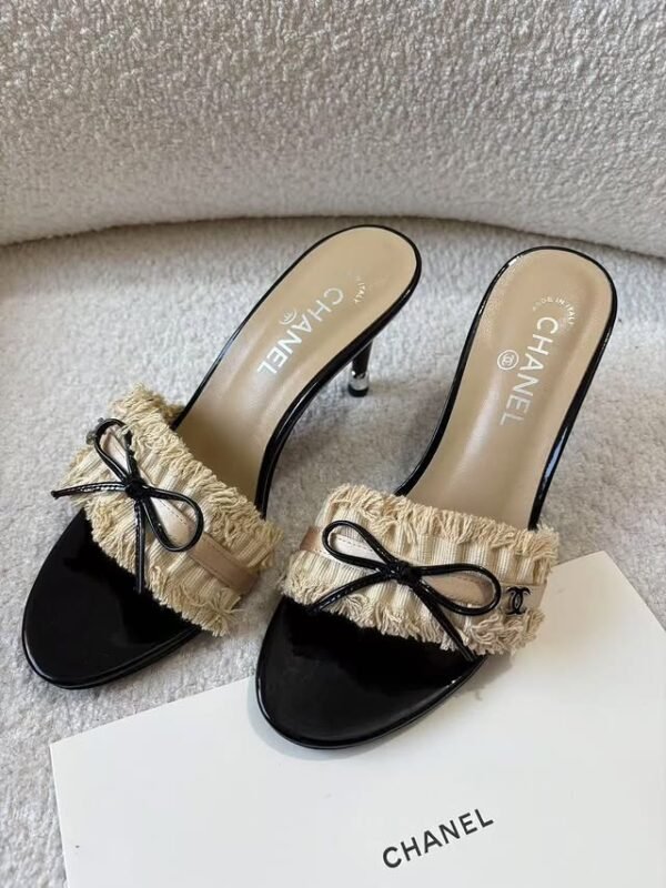 10F024B9-27CC-D482-3B96-56542D297D25.jpg Chanel Off-white Ruffled Fabric CC Bow Slide Sandals