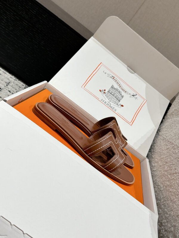 11812E48-66AA-9CB8-B42D-2D0A27D18F4E.jpg Hermes Women's Oran Sandal
