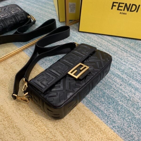 13137FCD-F980-BAA6-3CDE-D8B808F9390D.jpg Fendi baguette Bag