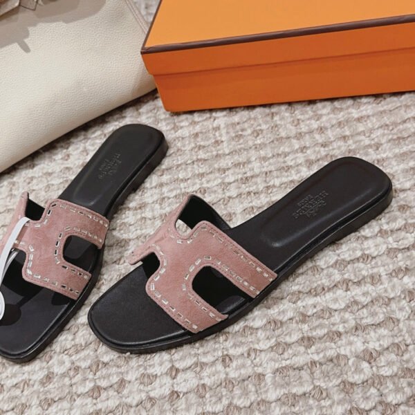 18EF19B4-DC37-96DA-93B3-741946BD68C1.jpg Hermes Women's Oran Sandal