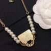 1903C115-950E-B76A-9048-28F1337A8B5E.jpg White bag pearl necklace