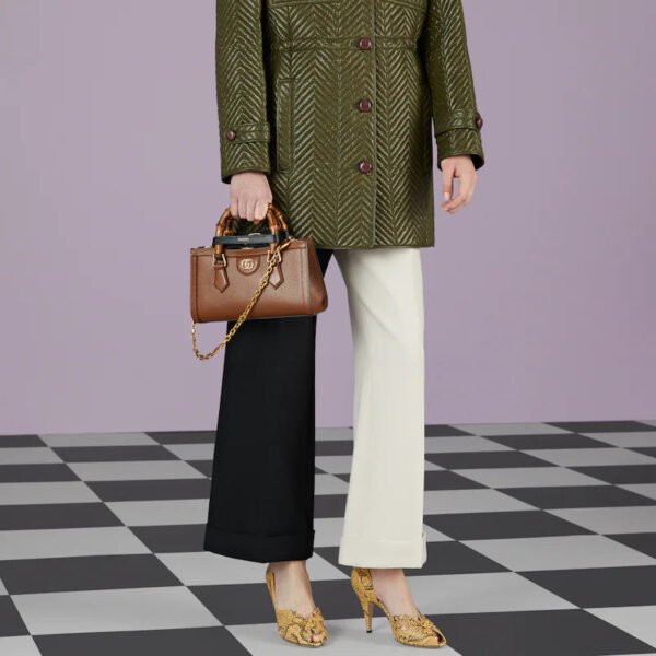 19631B5A-F306-5DC9-4688-970ACD31F551_e250e7c6-70a4-4649-86ea-57293f0dde18.jpg DIANA SMALL SHOULDER BAG