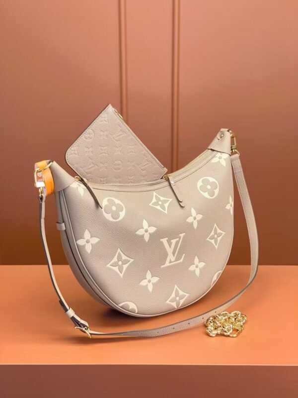 1AA0E2A3-9AE8-CD48-AE0D-065FEEC34FCC.jpg Louis Vuitton Loop Hobo M46738