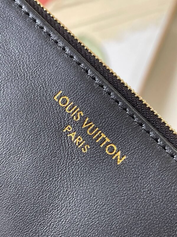 1B94C82B-8EA8-FA62-6D9B-C6CC49E9385A.jpg Louis Vuitton M12068 Coussin Hobo MM