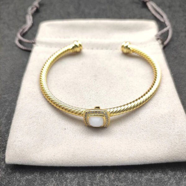 1CA58DEF-1889-316E-219B-5F3EA9CADC21.jpg Cable Classics Bracelet with White Agate and Diamonds 18K Yellow Gold 4mm