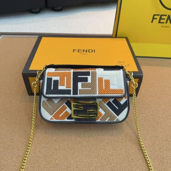 1D4B1F71-2728-9CD1-899D-B15653ED85CA.jpg Fendi Baguette Mini