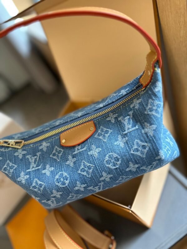 1D9C9403-3343-329D-7A62-EF4EA6DC12A0.jpg Hills Pochette