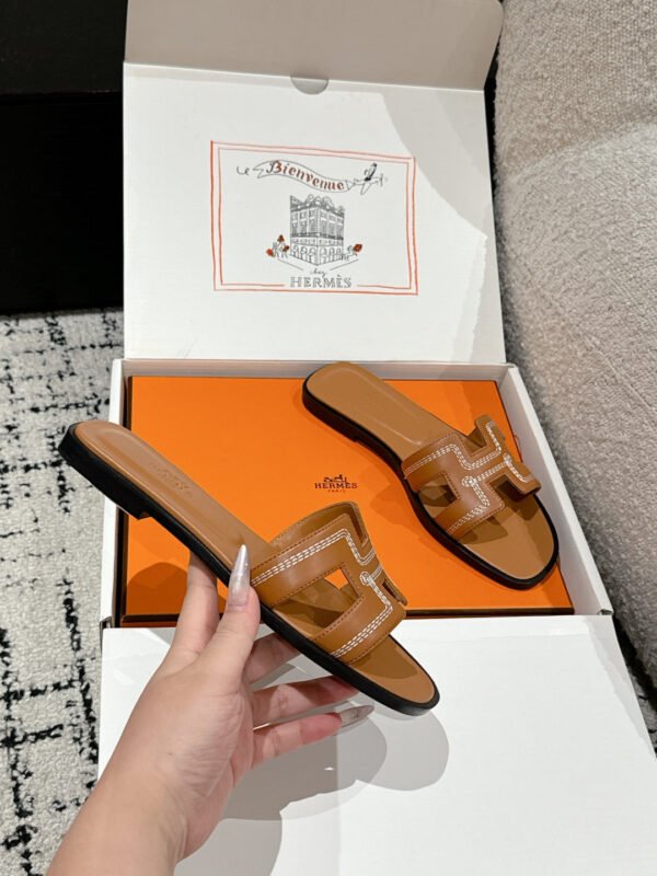 216AD29F-5F4B-0C2D-EE2F-145F20406284.jpg Hermes Women's Oran Sandal