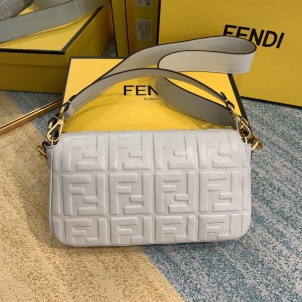 2217190D-FC6B-B480-3D10-D10CF3236223.jpg Fendi Baguette Bag