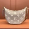 236C5EF5-7F6A-A47F-9120-0547028BE7C1.jpg Louis Vuitton Loop Hobo M46738