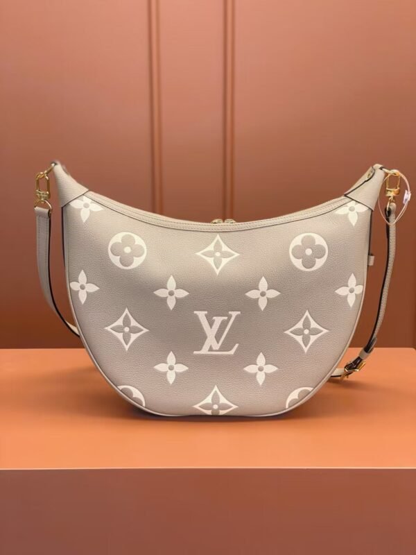 236C5EF5-7F6A-A47F-9120-0547028BE7C1.jpg Louis Vuitton Loop Hobo M46738