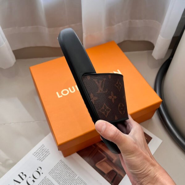 258FD1E1-5E64-9322-BA8F-51830160F00E.jpg Louis Vuitton Unisex Pool Pillow Comfort Sandal