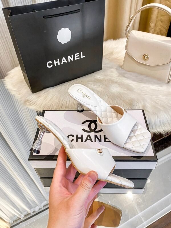 2A3EF1D2-1AD5-E3CC-4ECD-577530B08B62.jpg Chanel Women's Logo 25ss CC Sandal