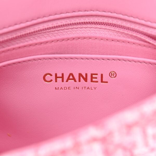 2AE272E7-5A2D-FBF6-0AC4-0A1D25604E35.jpg Tweed Resin Quilted Mini Heart Square Flap Pink White