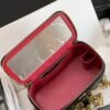 2C285A91-E84F-2B8C-1A2F-577F82884EF7.jpg Chanel Vanity with Chain AP2937