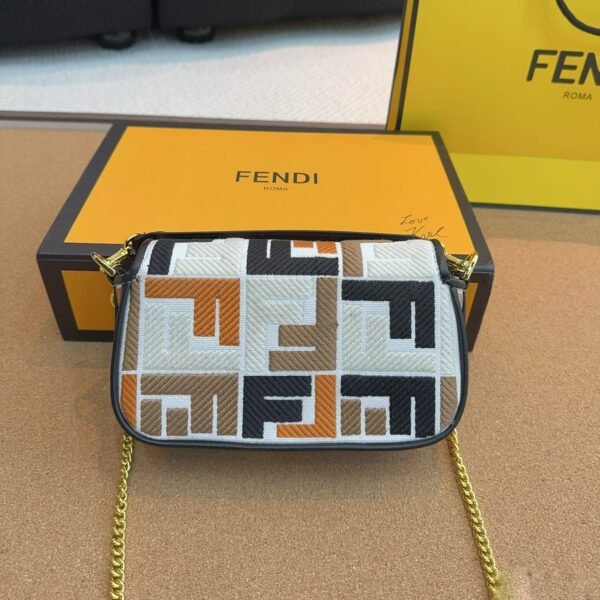 2CF19158-C2D4-2F5E-DBE8-E7E798F7B0DB.jpg Fendi Baguette Mini