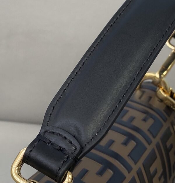 2DEBFC5B-5823-DA71-D655-3B9DF3EDF880.jpg Fendi Kan I Bag