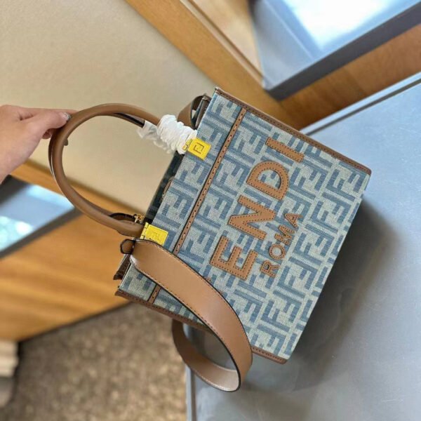 30ECD1F8-F85F-64C7-7972-FEE6B1839627.jpg Fendi Sunshine Small - COFFEE F