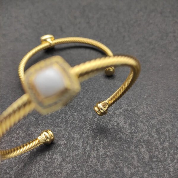 32DCF58A-EF9C-2EFD-F67C-C56361E5E749.jpg Cable Classics Bracelet with White Agate and Diamonds 18K Yellow Gold 4mm