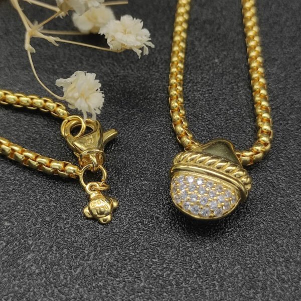 33940C48-5CA6-4A29-013D-0E40E49DA28E.jpg David Yurman Acorn Pendant Necklace 18k Gold Diamond