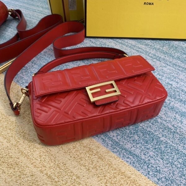 36062F11-0E87-E639-8BE4-4AE337F497C2.jpg Fendi baguette Bag