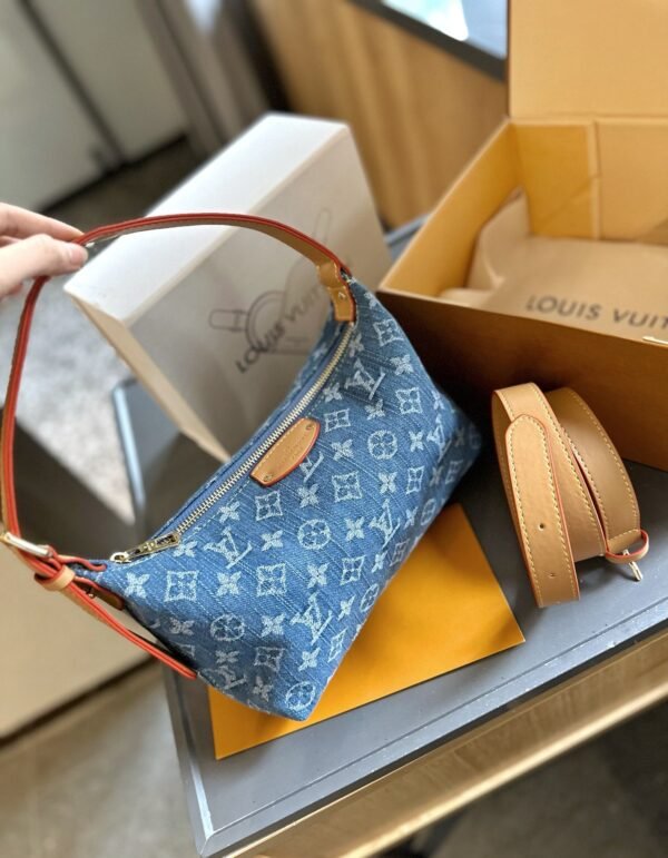 36A0E4F0-9FE6-ECAC-9873-C77444D1F360.jpg Hills Pochette