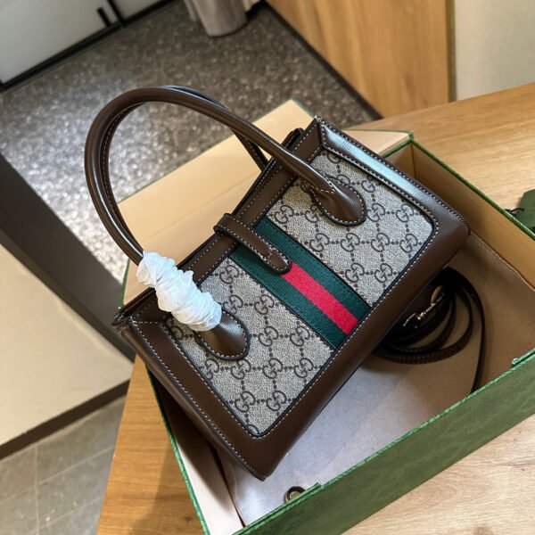 36EB5C90-0E3B-99F6-751E-771D9F7F7D6B.jpg Small tote with piston closure