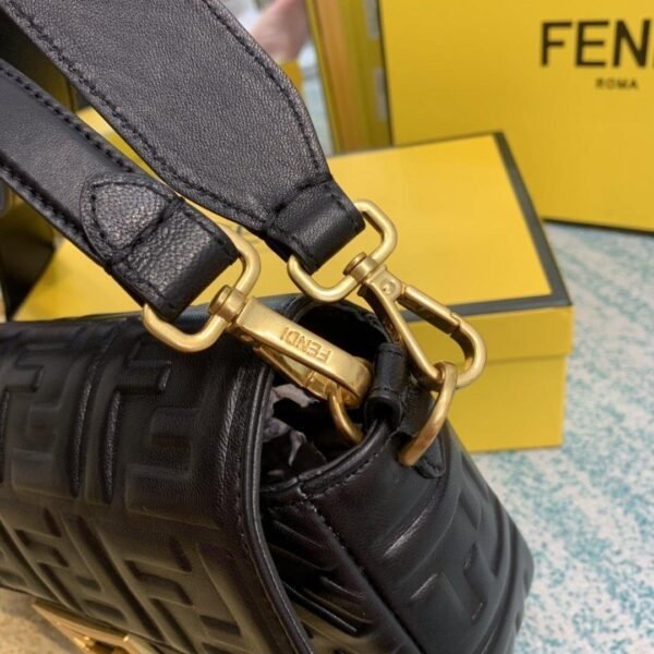 37BCCF54-63A0-C1BA-3D3A-1086F2094ECE.jpg Fendi baguette Bag