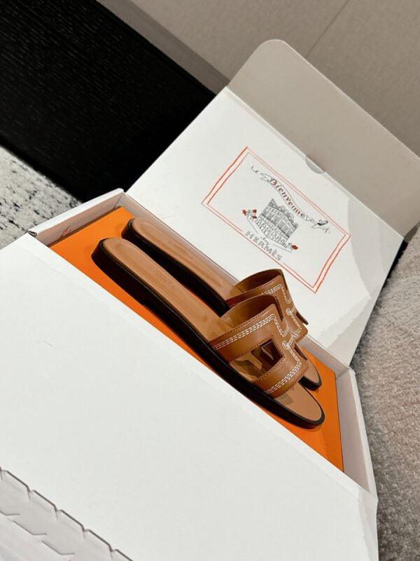 3910108A-6466-83CB-1A8B-D343711DF9E6.jpg Hermes Women's Oran Sandal