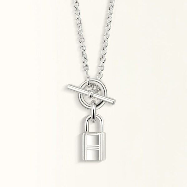 3A526175-5039-48AA-B601-6712B8AFA8DD.jpg Kelly Cadenas pendant
