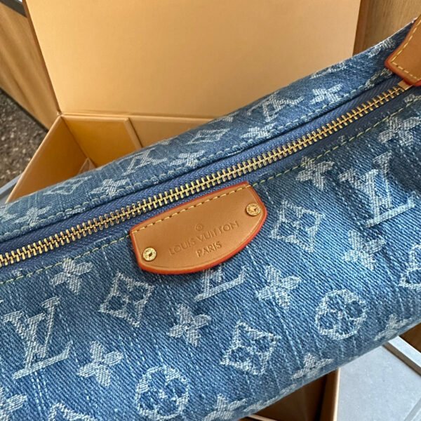 3CEA6D75-D09E-0148-2EDA-1400650C5005.jpg Hills Pochette