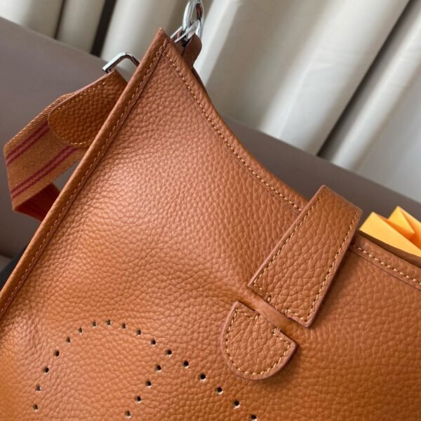 3D1FB8B7-A11C-6C04-954B-402E2A24744D.jpg Evelyne 25 bag