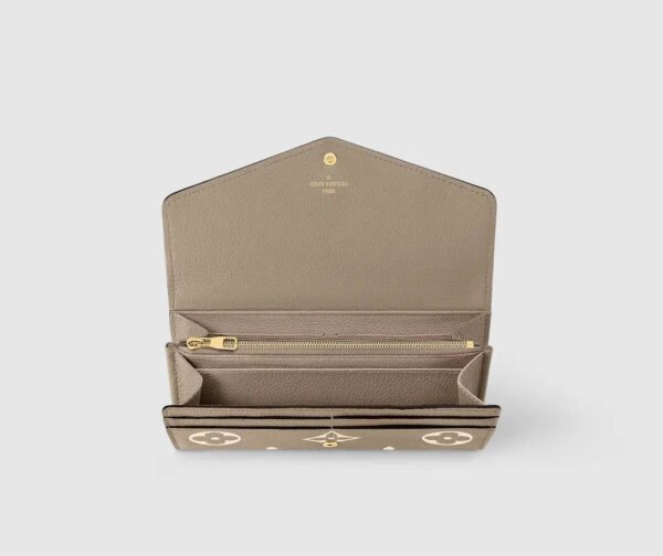 3F65FD89-0911-F1B0-43EC-FE10FEA3857A.jpg Sarah Wallet M81049