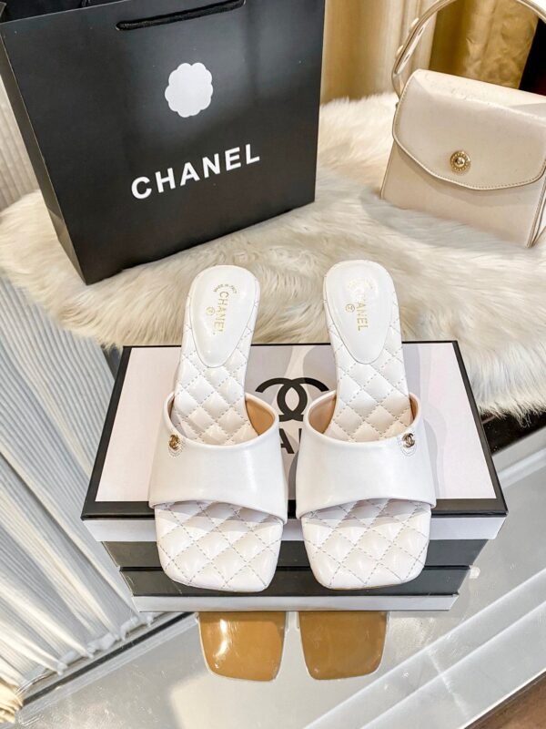 4077976F-FA01-35FA-F01C-A6808AE424DB.jpg Chanel Women's Logo 25ss CC Sandal