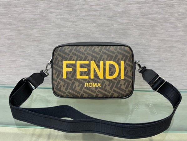 44479B46-A6A0-7069-D342-BB63DAB12A3F.jpg Fendi Camera case Bag