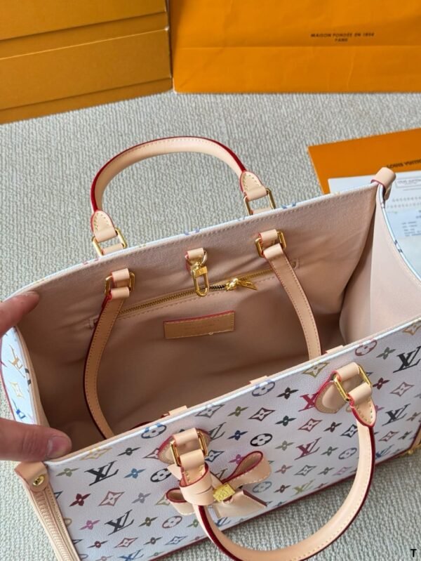 46DB3EE4-0FBB-C3B5-2CC8-489A6FC0E161.jpg Louis Vuitton M13079 LV x TM OnTheGo MM