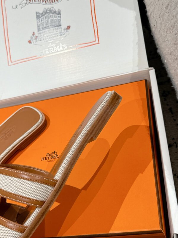 47345E04-A930-7D95-7A21-5DBF1342EAD7.jpg Hermes Women's Oran Sandal