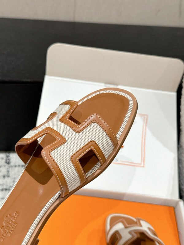 4917ABC2-5767-4951-0281-8D22CD64A37D.jpg Hermes Women's Oran Sandal