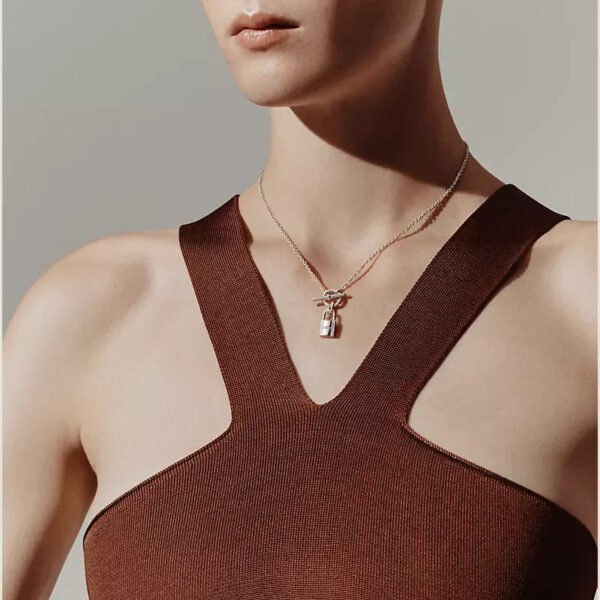 49832046-8FD5-1E47-17EC-C52CCCBEB4D3.jpg Kelly Cadenas pendant