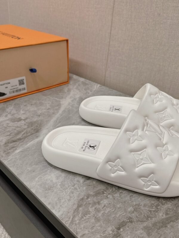 4AF39B2F-7756-6286-F4E2-01745091F367.jpg Louis Vuitton Unisex Pool Pillow Comfort Sandal